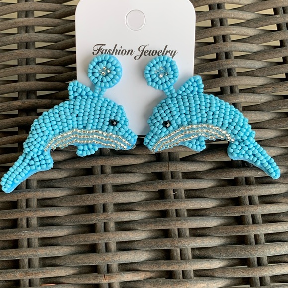 Cute, beaded dolphin earrings - Picture 3 of 3